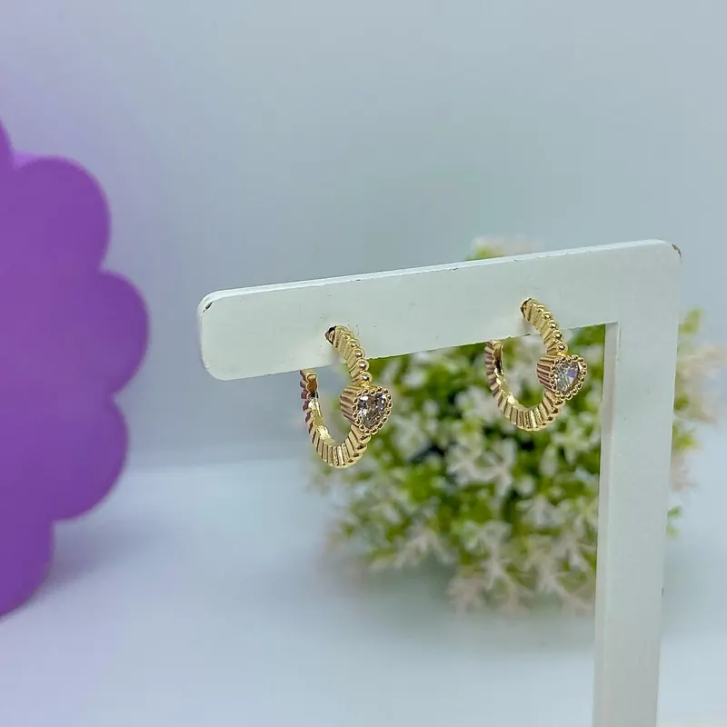 Brinco Argola Frisada com Ponto de Luz Coração – foto 2