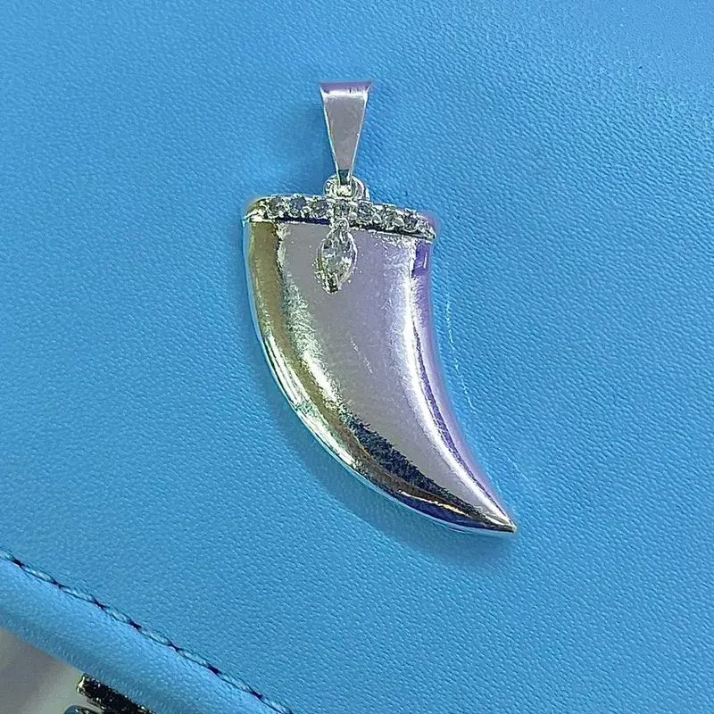 Pingente Dente de Sabre Cravejado