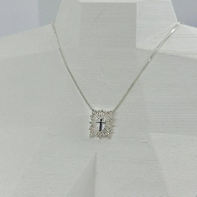 Colar Plaquinha Cravejada com Crucifixo