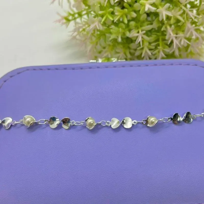 Pulseira Plaquinhas Onduladas e Pérolas