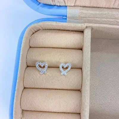Brinco Mini Coração Cravejado Laço