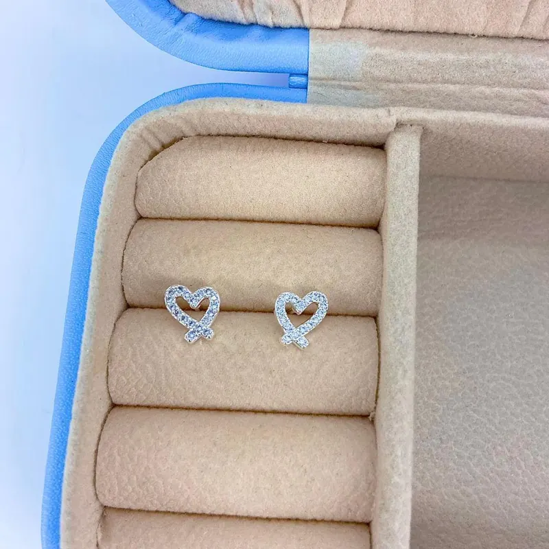 Brinco Mini Coração Cravejado Laço