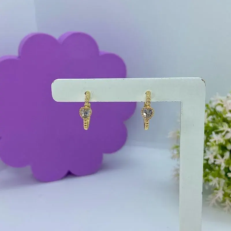Brinco Argola Frisada com Ponto de Luz Coração