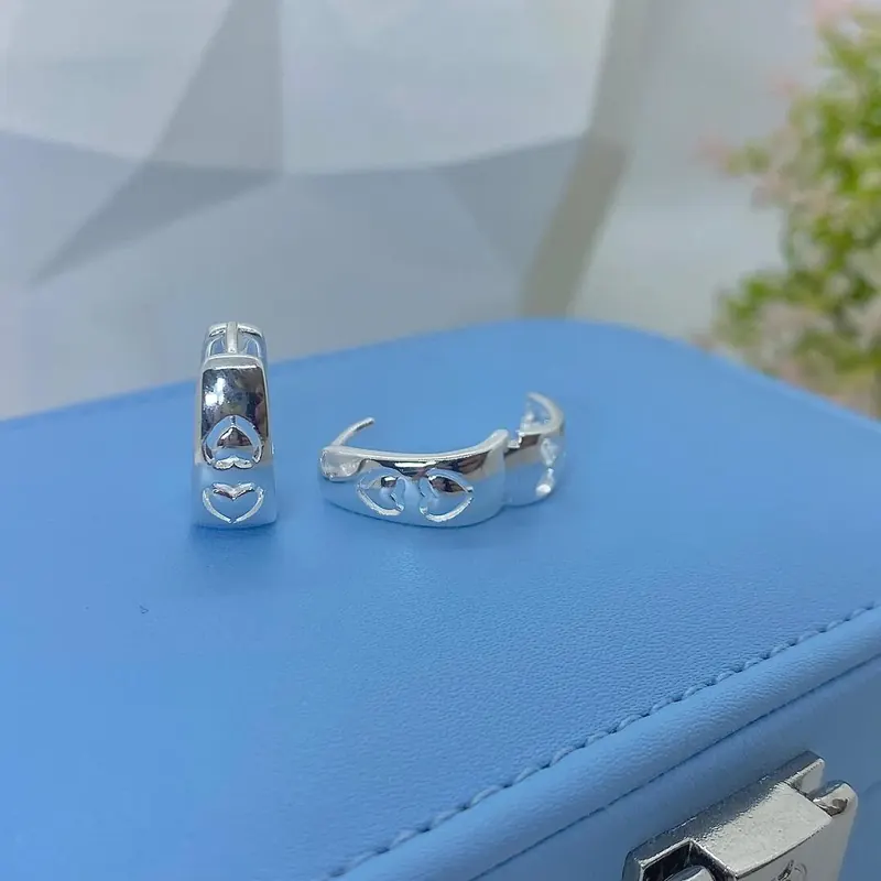 Argola Abaulada Detalhes Corações – foto 3