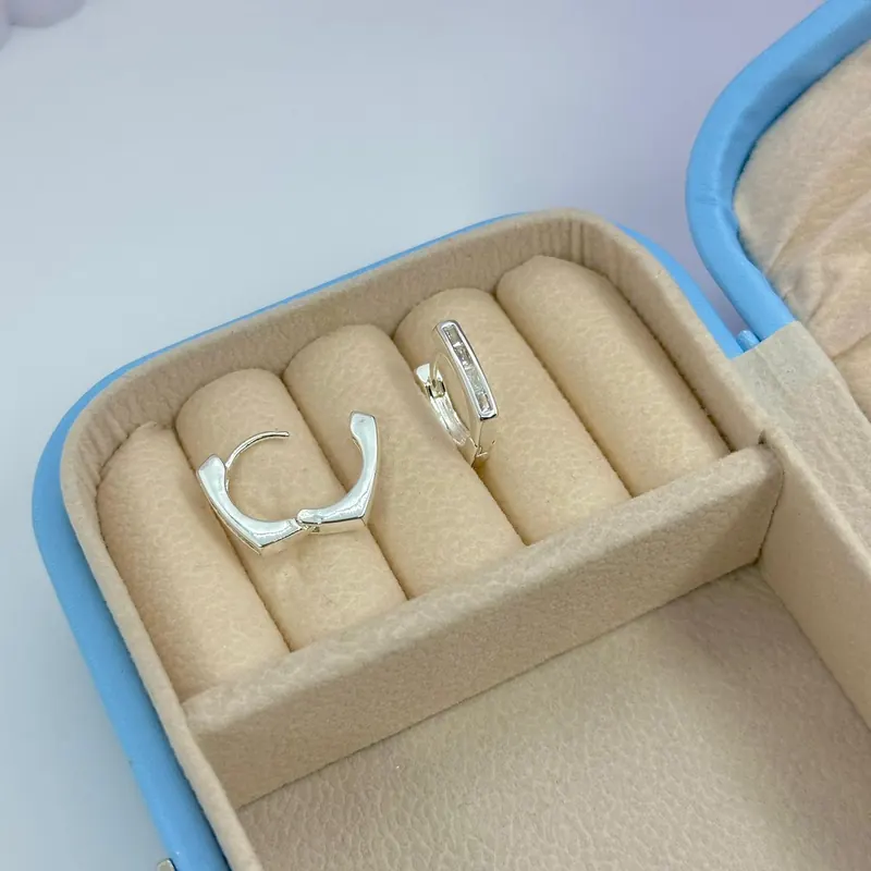 Argola Click Quadrada Três Zircônias Retas – foto 4