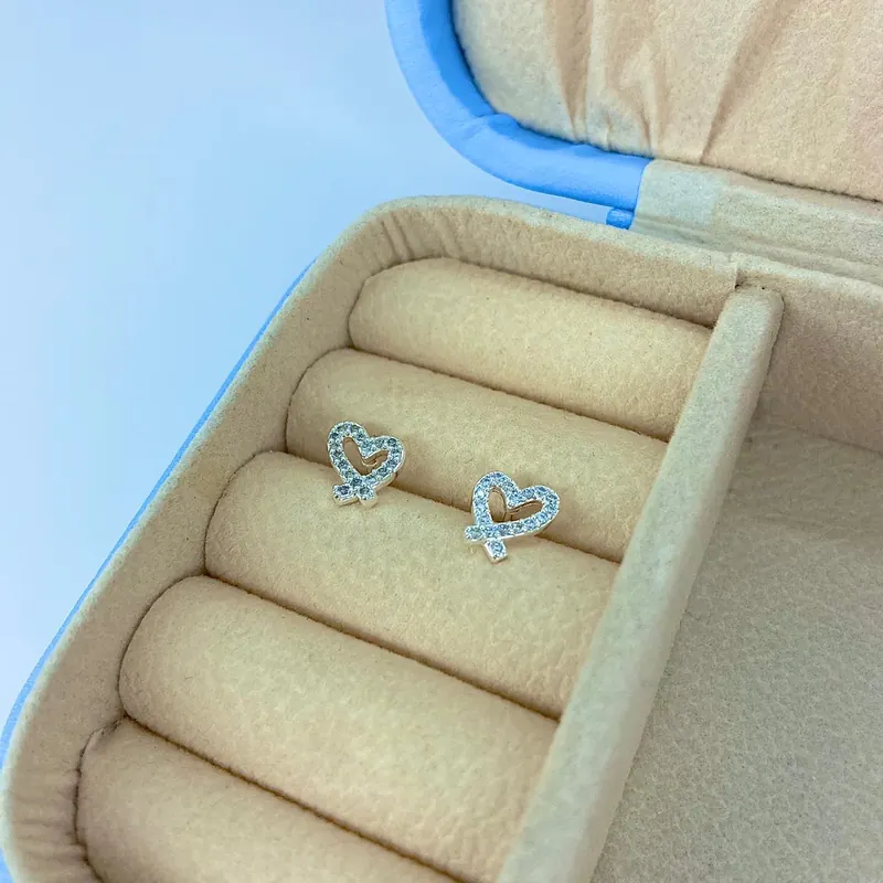 Brinco Mini Coração Cravejado Laço – foto 2